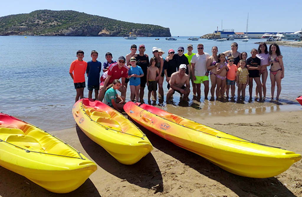 D´Genes da la bienvenida al verano con una jornada de convivencia en el Puerto de Mazarrón